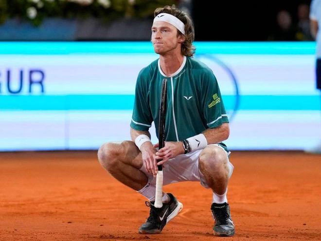 六台记者：塞瓦略斯随皇马出征客场，他离队的可能性很小